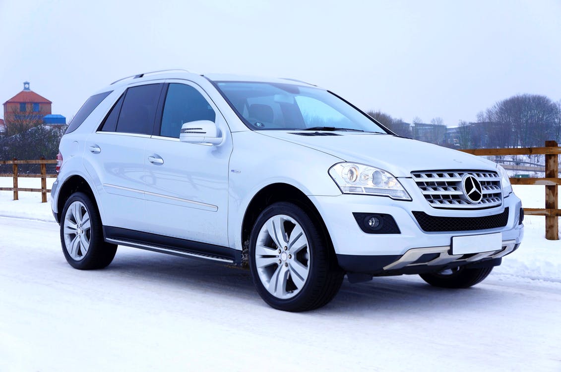 Mercedes på snølagt vei