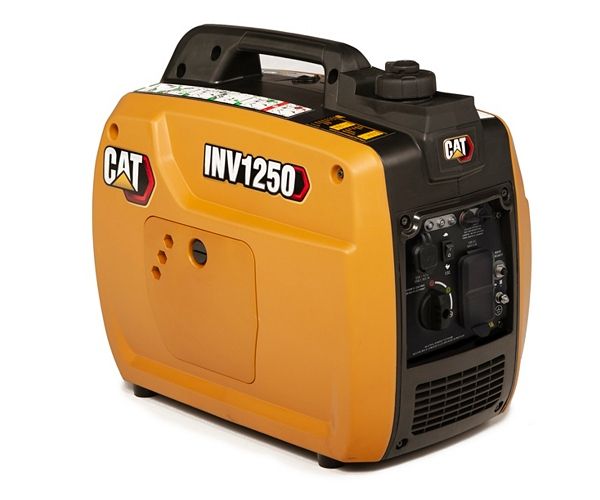 Et gult og svart bærbart Cat INV1250 strømaggregat isolert på hvit bakgrunn.